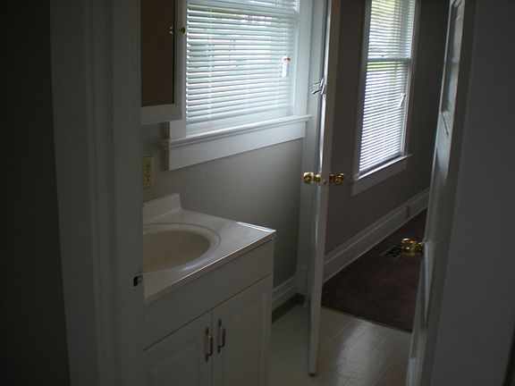 4th image of 411 Barksdale Ave