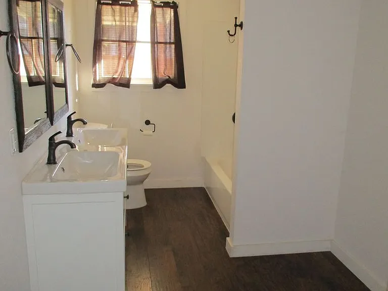 604 S Spring St — Photo 14