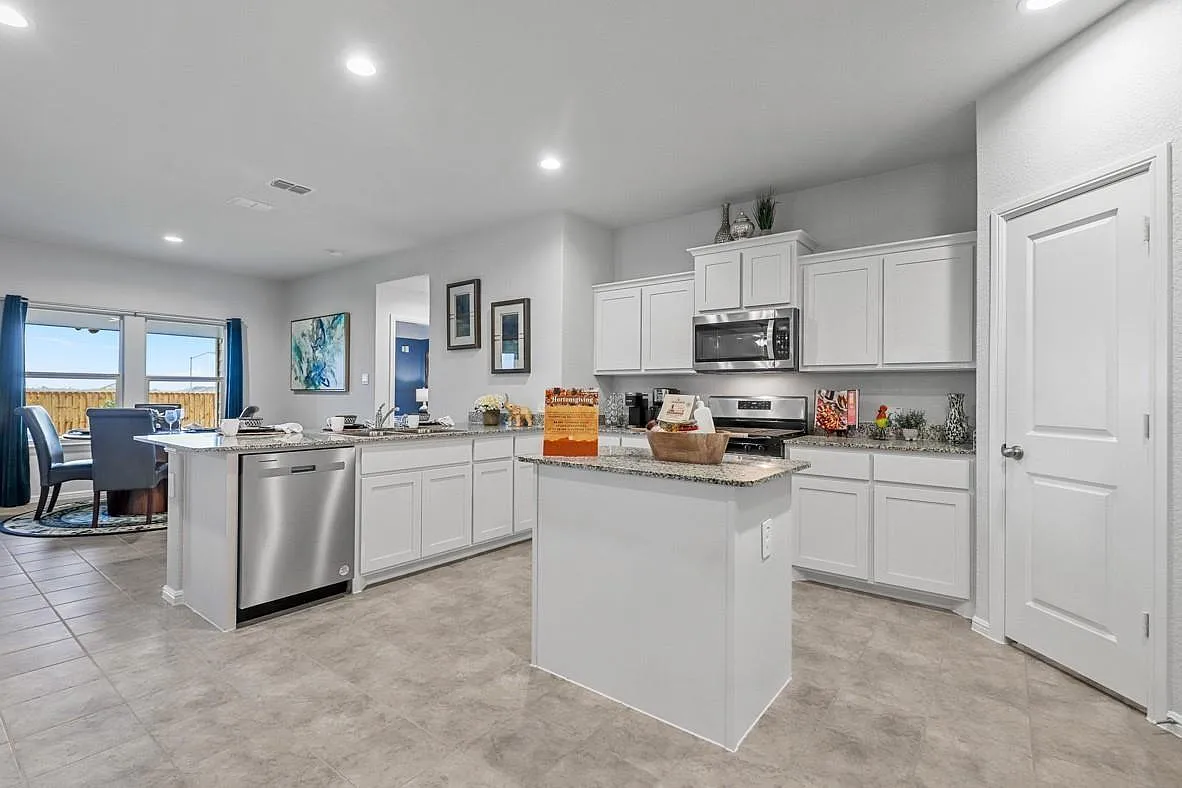 5 bed, 2001 sqft, $2,600 — Photo 4