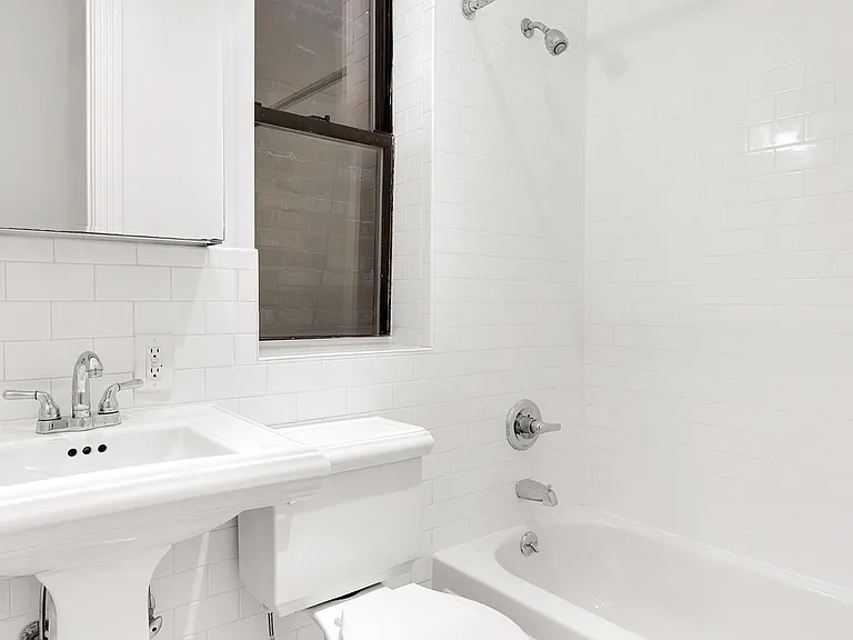 420 E 66th St #2E — Photo 5