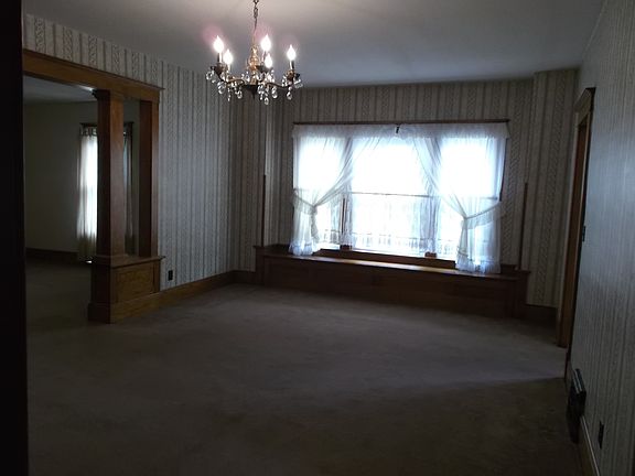 Dining rm with window seat