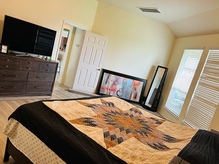 Master bedroom2