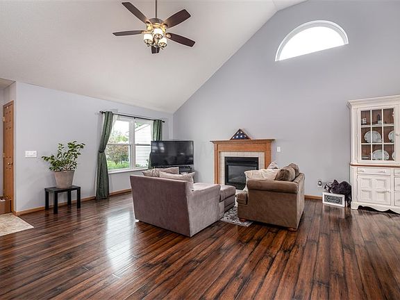 3rd image of 332 Moss Ct