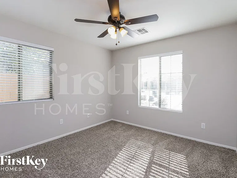 1130 E Oak Rd — Photo 12