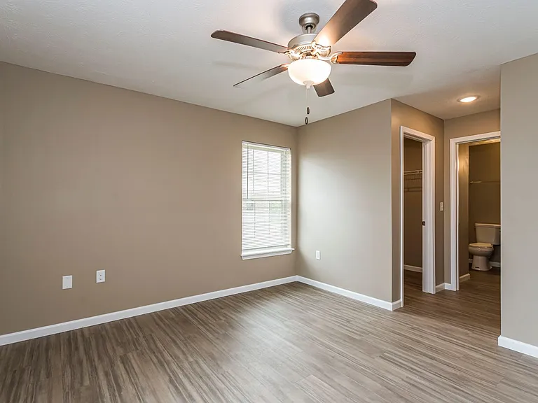 Greenbrier Apartments — Photo 33