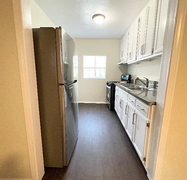 913 Cypress Ave — Photo 5