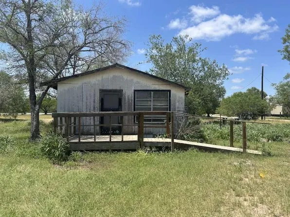 108 J Ave, Christine, TX 78012