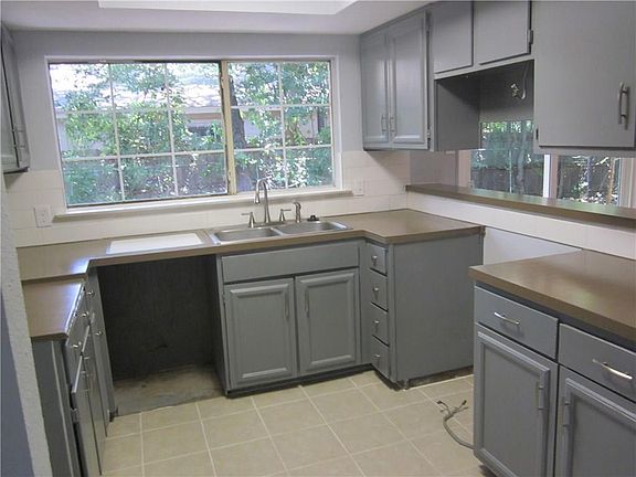 5th image of 526 Meadowglen Dr