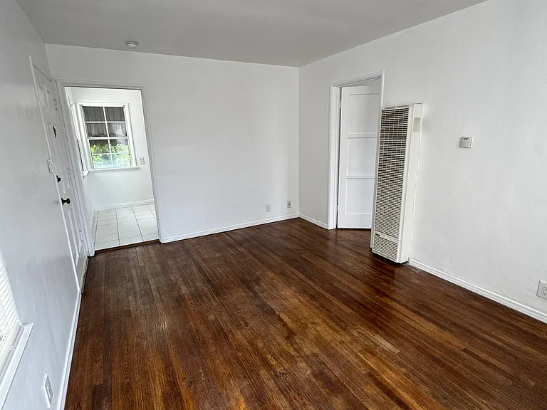 624 E Elk Ave #C — Photo 4