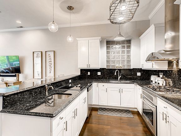 4th image of 2028 W Belmont Ave APT 3W