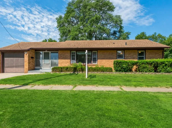 319 N Lord Ave, Carpentersville, IL 60110