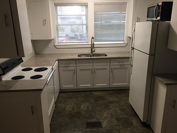 2nd image of 2350 Oak St APT 1