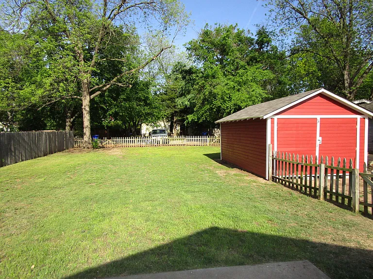611 S Flood Ave — Photo 17
