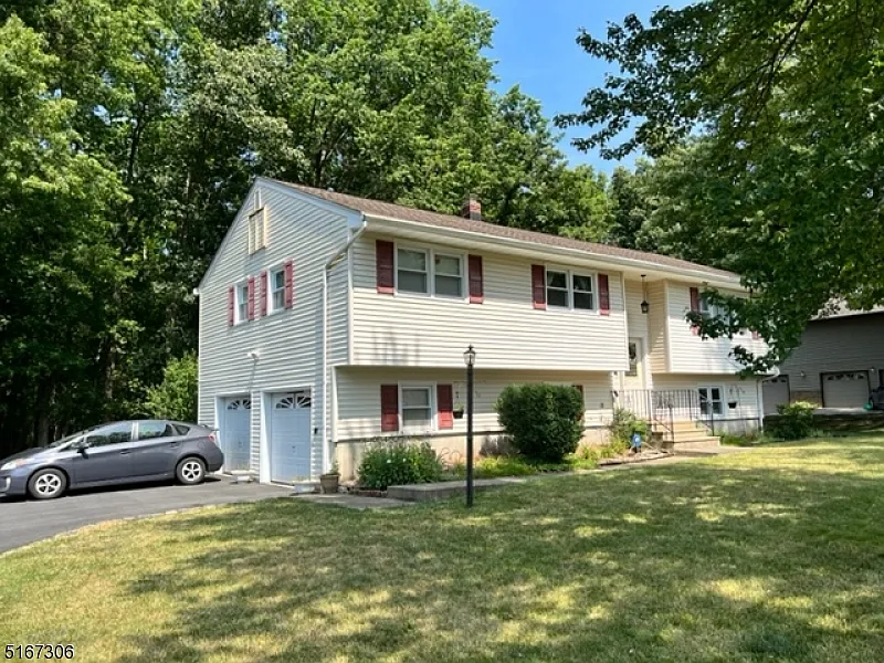 4 bed, 2.0 bath, $4,400 — Photo 2
