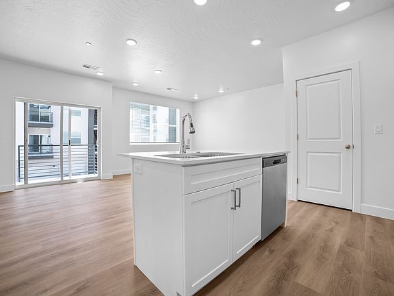 4th image of 5801 S Garnet Dr #8304