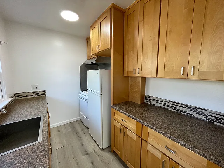 417 W 10th St — Photo 13