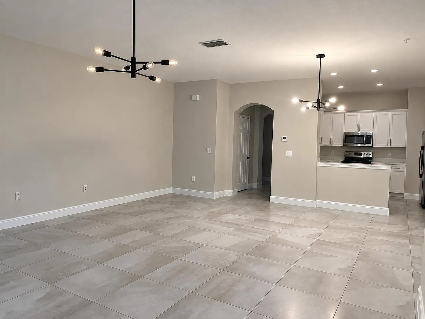 3 bed, 2.5 bath, 2013 sqft, $2,200 — Photo 2
