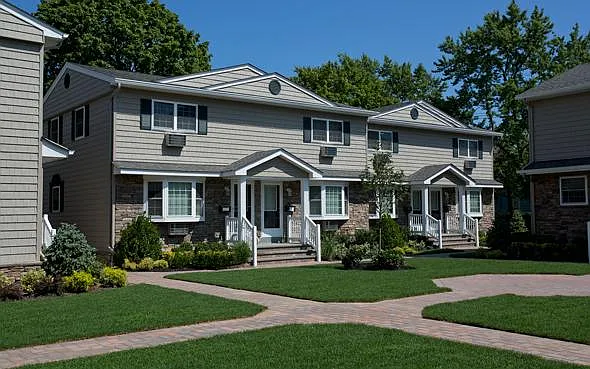Fairfield Townhouses at Babylon Village — Photo 3