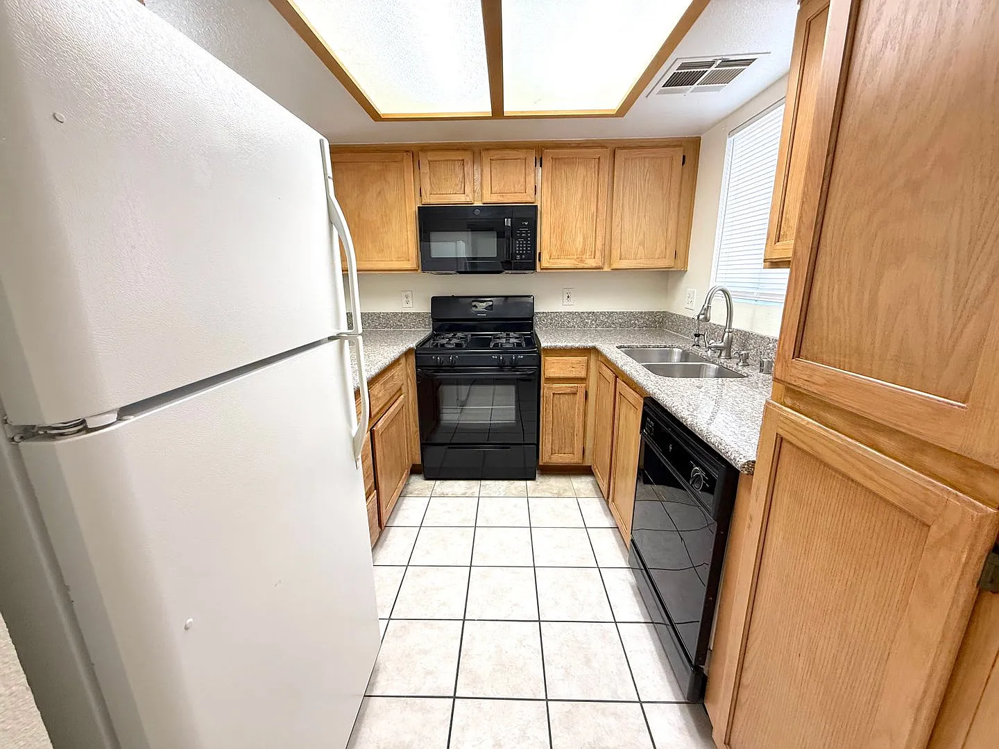Spacious 2bed/2bath Condo * First Floor Unit* — Photo 4