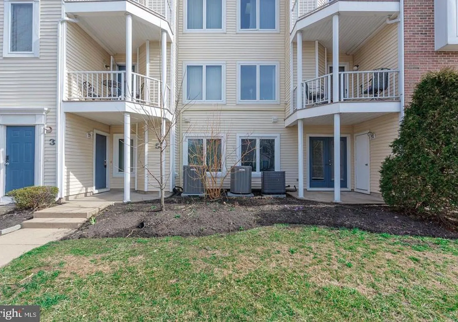 Crestwood 2 bed Condo Available September 1 — Photo 1