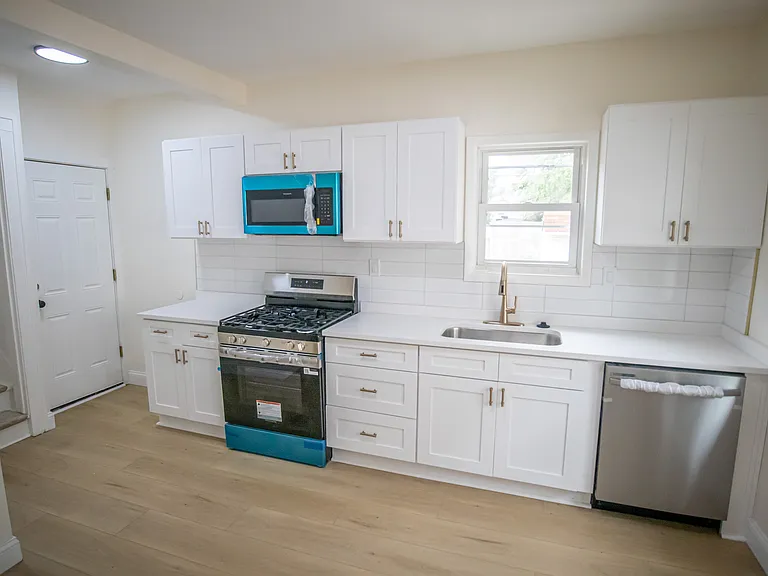 9105 Bancroft Ave — Photo 21