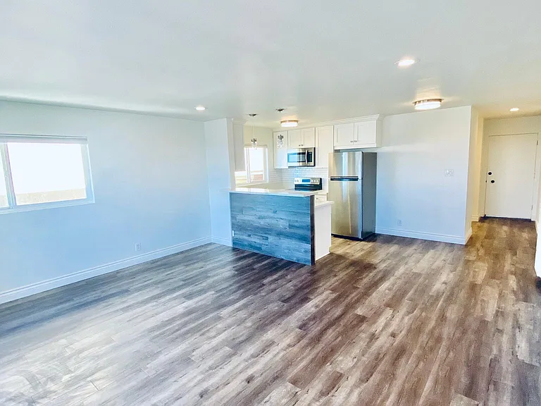 902 Esplanade #A — Photo 4