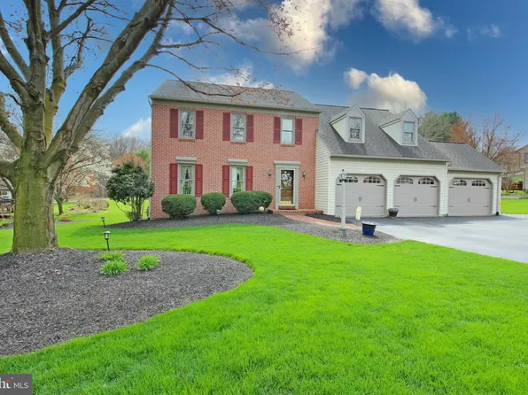 9 Round House Dr, Lititz, PA 17543