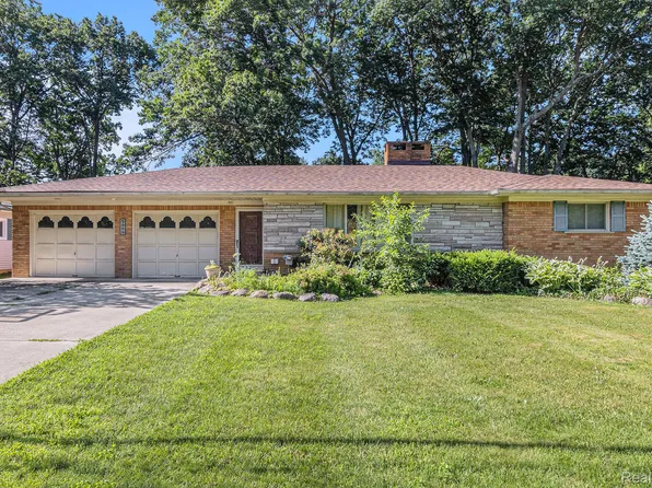 5559 Pleasant Dr, Waterford, MI 48329