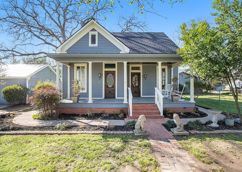 Charming 1.5 story home built in 1912 just gleams with pride the minute you arrive!
