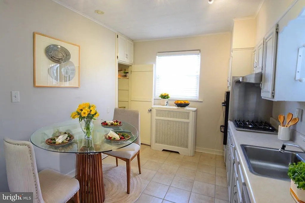 3 bed, 1.0 bath, 1231 sqft, $1,750 — Photo 2