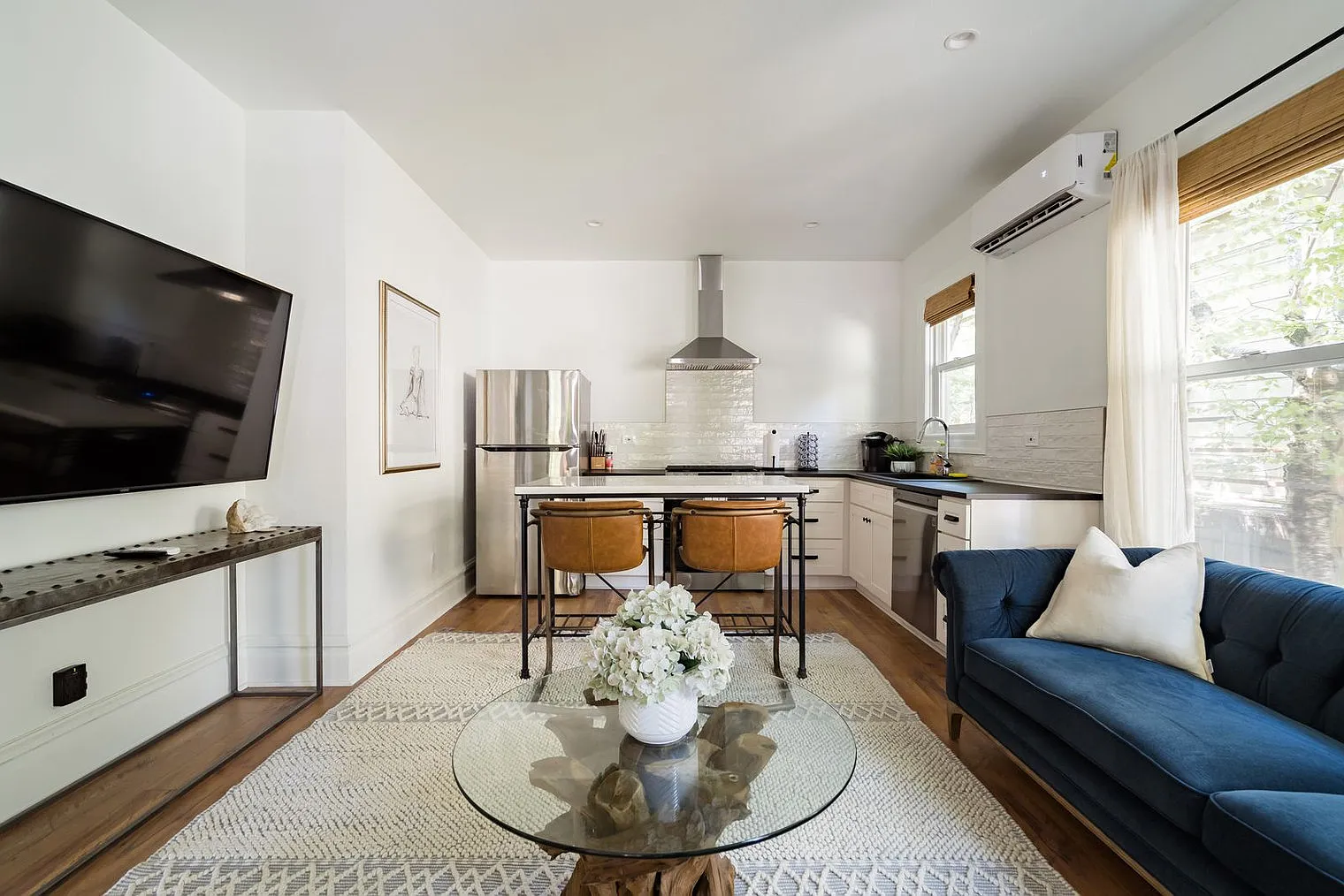 2 bed, 1.0 bath, 979 sqft, $3,735 — Photo 3