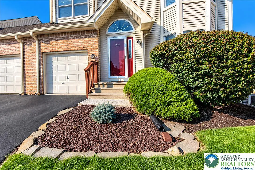 4 bed, 2.5 bath, 2558 sqft, $2,600 — Photo 3