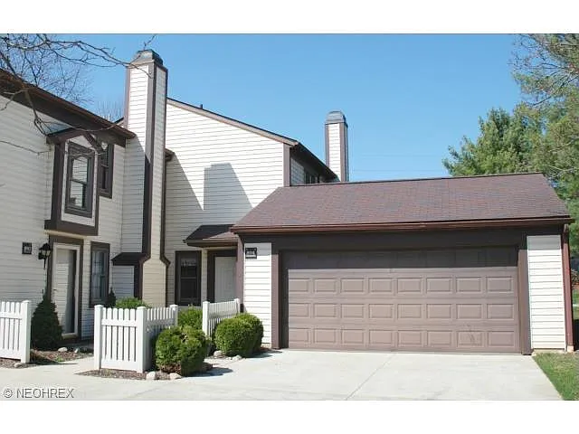 894 Wellsley Ln photo 1