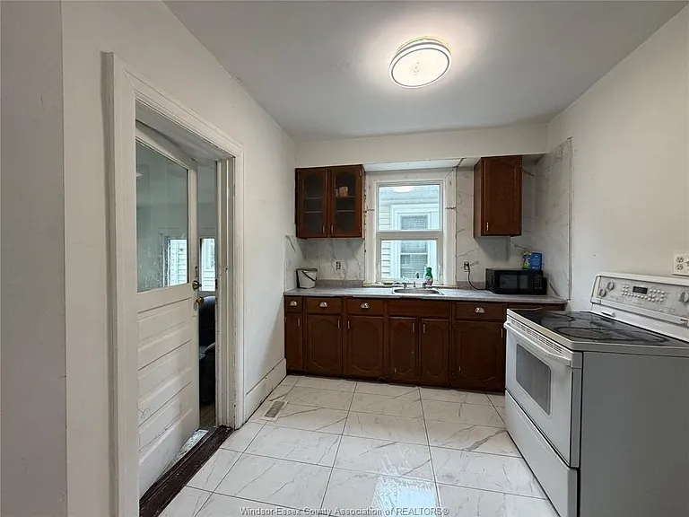 1117 Dougall Ave — Photo 8