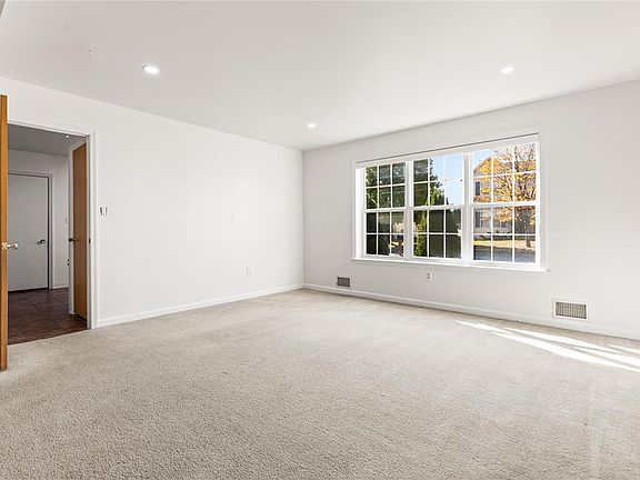 4th image of 30 Heritage Ln