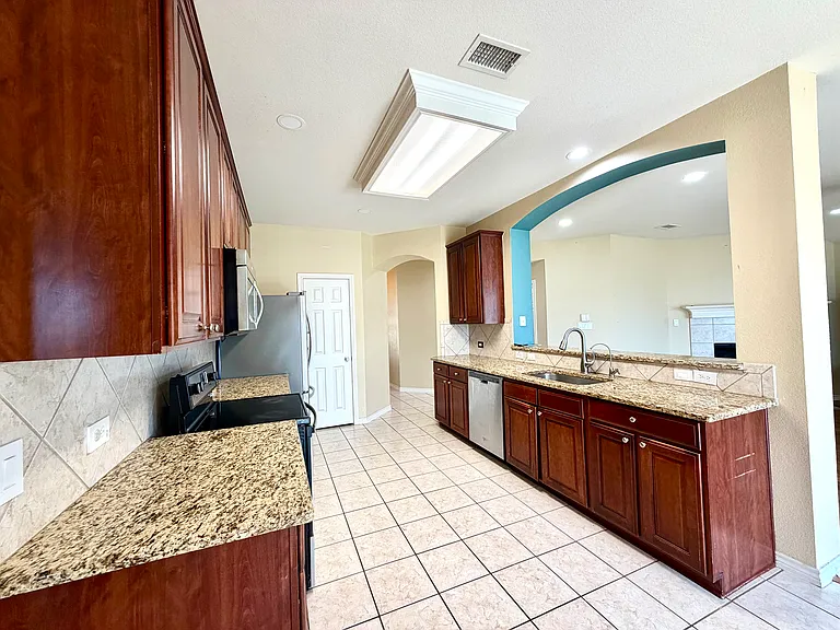 902 Rockton Dr — Photo 5