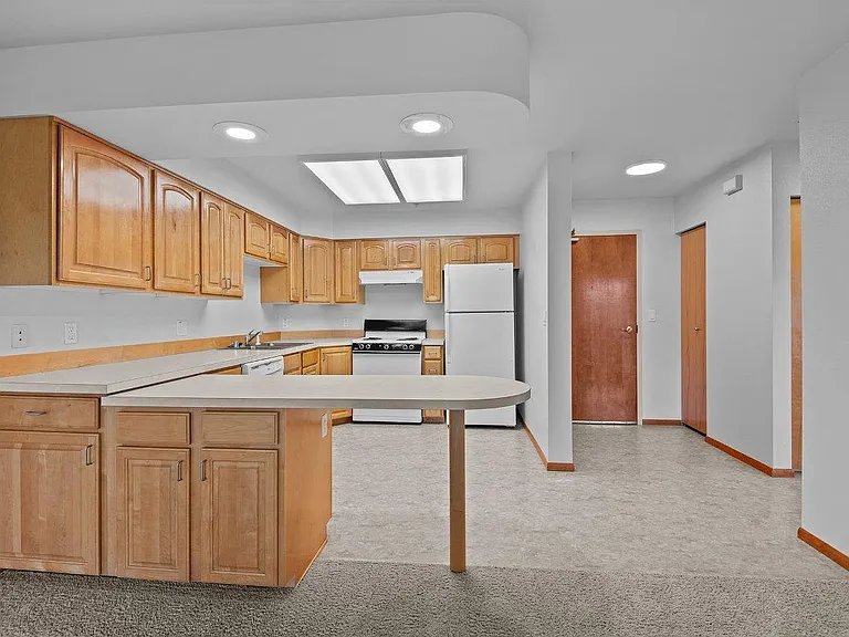 Sycamore Apartments — Photo 11