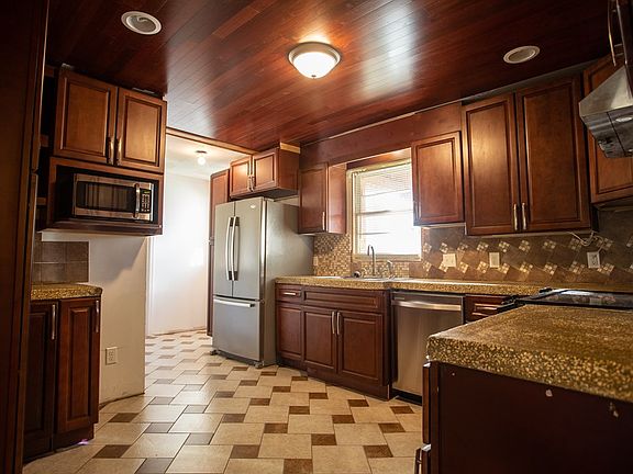 2nd image of 3157 Parkwood Dr