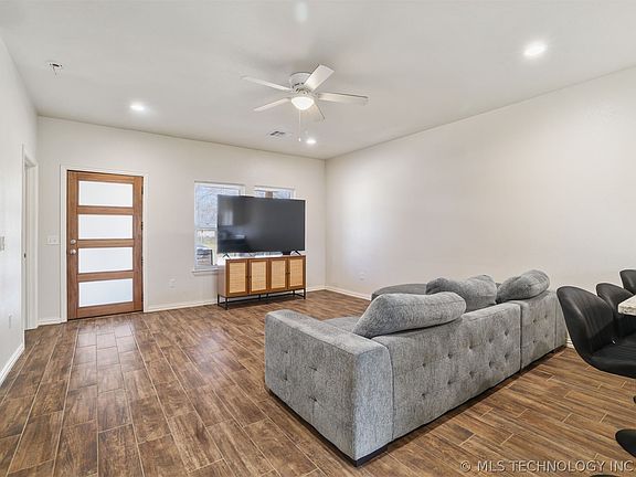 4th image of 1325 Houston St