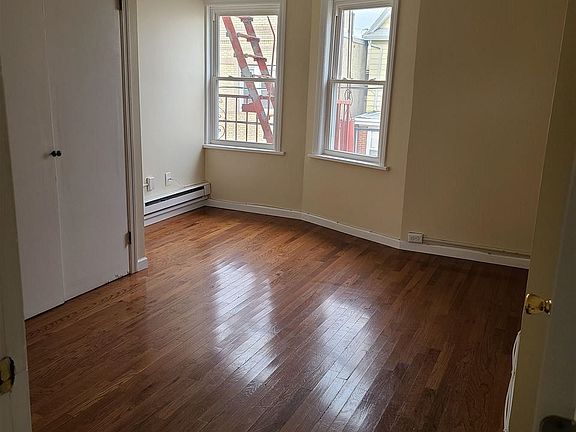 2nd image of 286 Nagel St #3