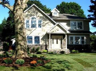 100 Weeks Rd, Williston Park, NY 11596