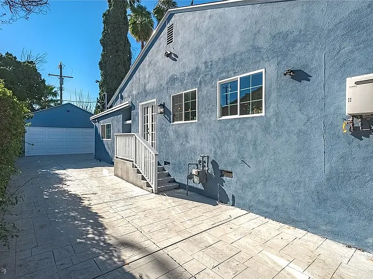 20852 Kittridge St — Photo 12
