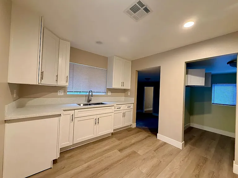 1550 N Pershing Ave — Photo 18