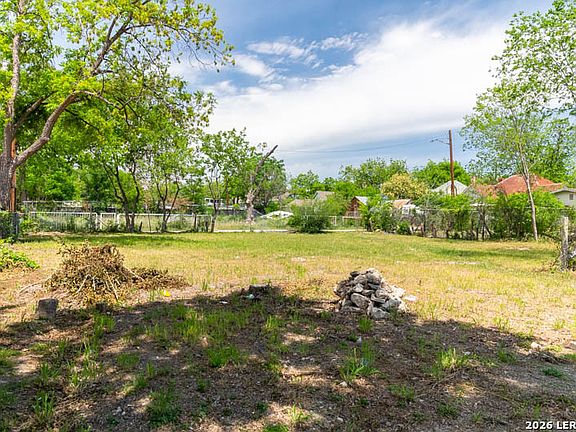 2nd image of 817 W POPLAR ST LOT 3