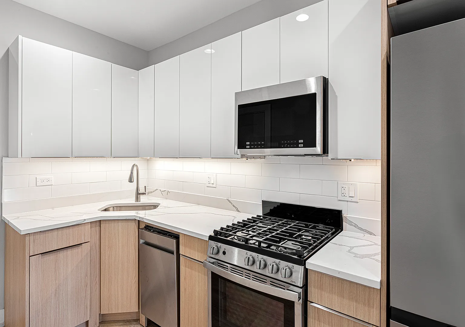 2 bed, 677 sqft, $1,878 — Photo 4