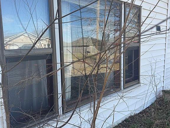 3rd image of 1845 W Midland St