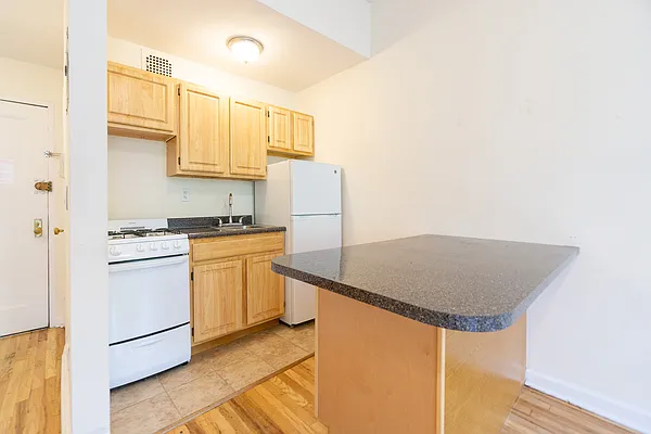 Rented by City Connections Realty | media 19