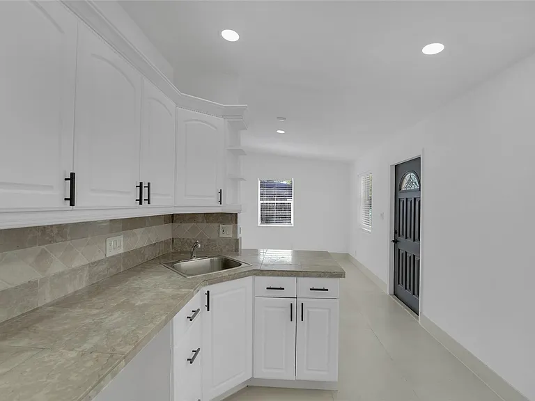 812 NE 4th Ave — Photo 24
