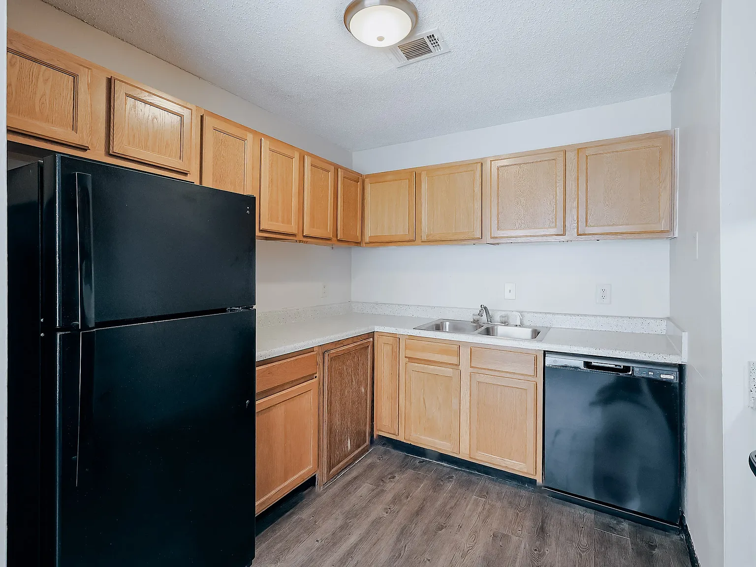 Emerald Park Apartments — Photo 2