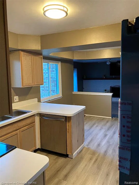 4 bed, 1.5 bath, 1969 sqft, $2,800 — Photo 2